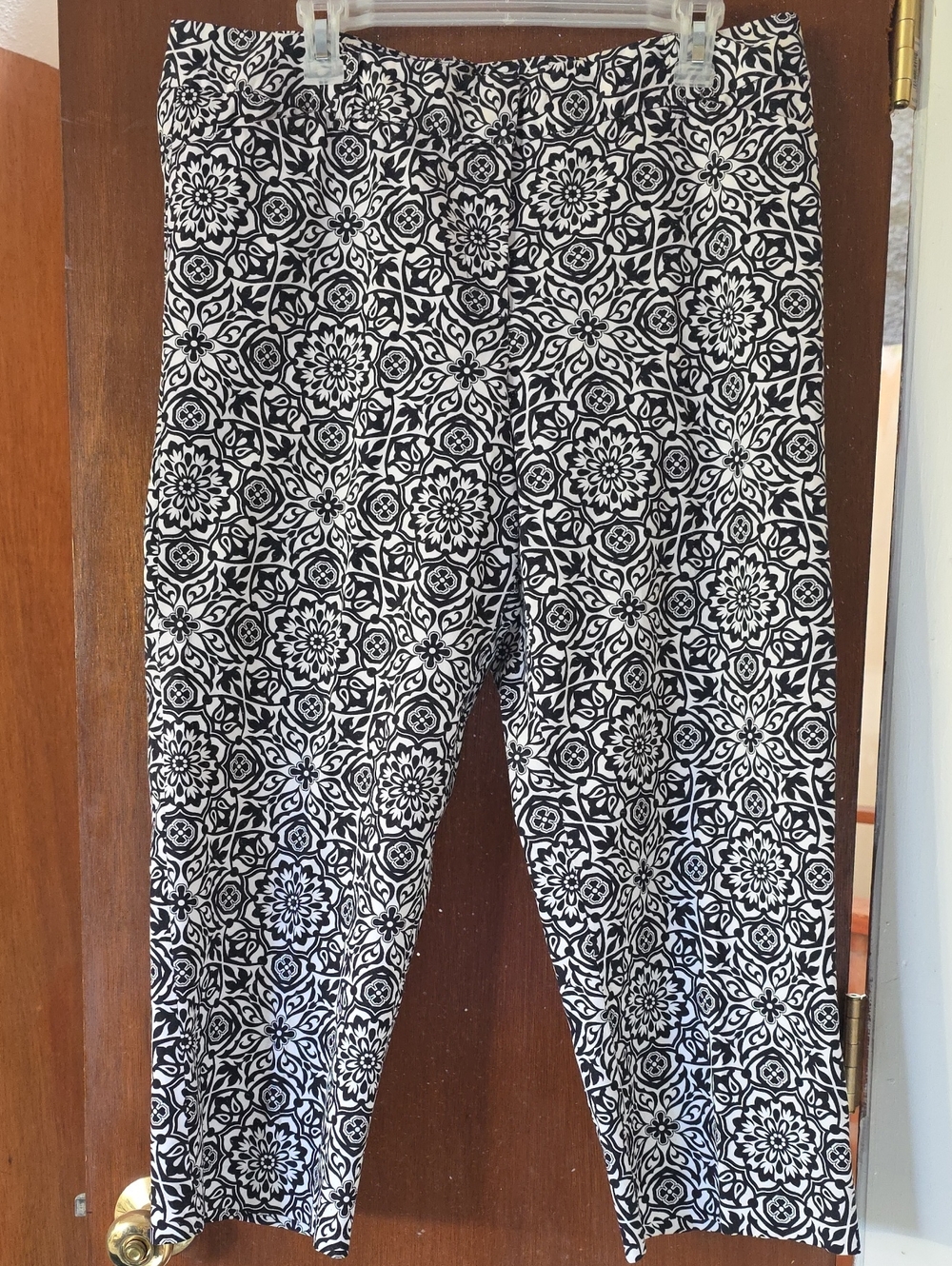 Dressbarn Black and White Mandala Print Crop Pants